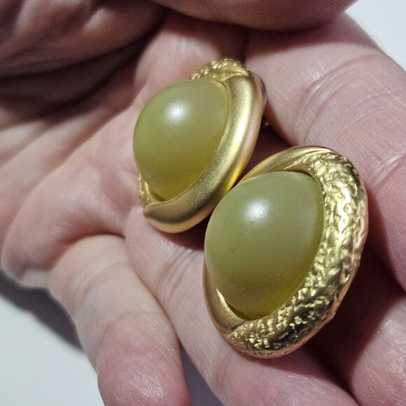 **Sale** Vintage Ernst Gideon Bek Gold Tone Green Round Earrings - Picture 2 of 12